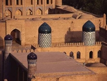 Dernière capitale du Khorezm, Khiva offre l'apparence d'une ville en parfaite état, telle qu'elle était entre le XVIIIe et le début du XXe s., avec 2 200 m de murailles intactes qui forment Kounia Ark, "la vielle citadelle" et limitent la ville intérieure.